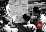 Standbild Piloten von 318 Fighter Group debrieft nach Mission Saipan Marianen, 1944, aus Sekunde 46 historischem Filmmaterial Videoclip 65675047554