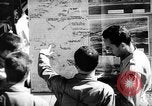 Standbild Piloten von 318 Fighter Group debrieft nach Mission Saipan Marianen, 1944, aus Sekunde 47 historischem Filmmaterial Videoclip 65675047554