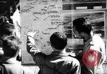 Standbild Piloten von 318 Fighter Group debrieft nach Mission Saipan Marianen, 1944, aus Sekunde 48 historischem Filmmaterial Videoclip 65675047554