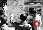 Standbild Piloten von 318 Fighter Group debrieft nach Mission Saipan Marianen, 1944, aus Sekunde 49 historischem Filmmaterial Videoclip 65675047554