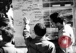 Standbild Piloten von 318 Fighter Group debrieft nach Mission Saipan Marianen, 1944, aus Sekunde 50 historischem Filmmaterial Videoclip 65675047554