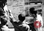 Standbild Piloten von 318 Fighter Group debrieft nach Mission Saipan Marianen, 1944, aus Sekunde 51 historischem Filmmaterial Videoclip 65675047554
