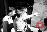 Standbild Piloten von 318 Fighter Group debrieft nach Mission Saipan Marianen, 1944, aus Sekunde 52 historischem Filmmaterial Videoclip 65675047554