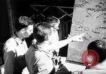 Standbild Piloten von 318 Fighter Group debrieft nach Mission Saipan Marianen, 1944, aus Sekunde 53 historischem Filmmaterial Videoclip 65675047554