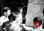 Standbild Piloten von 318 Fighter Group debrieft nach Mission Saipan Marianen, 1944, aus Sekunde 54 historischem Filmmaterial Videoclip 65675047554