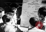 Standbild Piloten von 318 Fighter Group debrieft nach Mission Saipan Marianen, 1944, aus Sekunde 55 historischem Filmmaterial Videoclip 65675047554