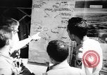 Standbild Piloten von 318 Fighter Group debrieft nach Mission Saipan Marianen, 1944, aus Sekunde 56 historischem Filmmaterial Videoclip 65675047554