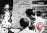 Standbild Piloten von 318 Fighter Group debrieft nach Mission Saipan Marianen, 1944, aus Sekunde 59 historischem Filmmaterial Videoclip 65675047554