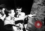 Standbild Piloten von 318 Fighter Group debrieft nach Mission Saipan Marianen, 1944, aus Sekunde 60 historischem Filmmaterial Videoclip 65675047554