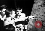 Standbild Piloten von 318 Fighter Group debrieft nach Mission Saipan Marianen, 1944, aus Sekunde 61 historischem Filmmaterial Videoclip 65675047554