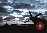 Immagine di Le scintille volano come P-47 terre con pneumatico destro mancante Belgio, 1945, secondo 1 filmato di repertorio 65675047577