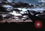 Immagine di Le scintille volano come P-47 terre con pneumatico destro mancante Belgio, 1945, secondo 4 filmato di repertorio 65675047577