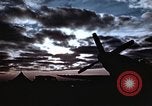Immagine di Le scintille volano come P-47 terre con pneumatico destro mancante Belgio, 1945, secondo 5 filmato di repertorio 65675047577
