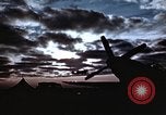 Immagine di Le scintille volano come P-47 terre con pneumatico destro mancante Belgio, 1945, secondo 7 filmato di repertorio 65675047577