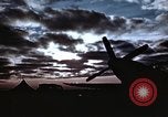 Immagine di Le scintille volano come P-47 terre con pneumatico destro mancante Belgio, 1945, secondo 8 filmato di repertorio 65675047577