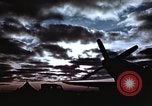 Immagine di Le scintille volano come P-47 terre con pneumatico destro mancante Belgio, 1945, secondo 10 filmato di repertorio 65675047577
