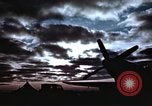 Immagine di Le scintille volano come P-47 terre con pneumatico destro mancante Belgio, 1945, secondo 11 filmato di repertorio 65675047577