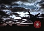 Immagine di Le scintille volano come P-47 terre con pneumatico destro mancante Belgio, 1945, secondo 12 filmato di repertorio 65675047577