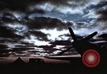 Immagine di Le scintille volano come P-47 terre con pneumatico destro mancante Belgio, 1945, secondo 13 filmato di repertorio 65675047577