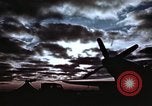 Immagine di Le scintille volano come P-47 terre con pneumatico destro mancante Belgio, 1945, secondo 14 filmato di repertorio 65675047577