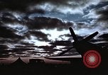 Immagine di Le scintille volano come P-47 terre con pneumatico destro mancante Belgio, 1945, secondo 17 filmato di repertorio 65675047577