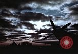 Immagine di Le scintille volano come P-47 terre con pneumatico destro mancante Belgio, 1945, secondo 20 filmato di repertorio 65675047577
