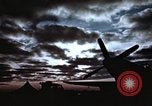 Immagine di Le scintille volano come P-47 terre con pneumatico destro mancante Belgio, 1945, secondo 25 filmato di repertorio 65675047577