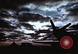Immagine di Le scintille volano come P-47 terre con pneumatico destro mancante Belgio, 1945, secondo 26 filmato di repertorio 65675047577