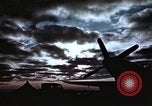 Immagine di Le scintille volano come P-47 terre con pneumatico destro mancante Belgio, 1945, secondo 27 filmato di repertorio 65675047577