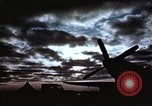 Immagine di Le scintille volano come P-47 terre con pneumatico destro mancante Belgio, 1945, secondo 28 filmato di repertorio 65675047577