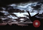 Immagine di Le scintille volano come P-47 terre con pneumatico destro mancante Belgio, 1945, secondo 29 filmato di repertorio 65675047577