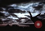 Immagine di Le scintille volano come P-47 terre con pneumatico destro mancante Belgio, 1945, secondo 30 filmato di repertorio 65675047577