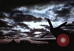 Immagine di Le scintille volano come P-47 terre con pneumatico destro mancante Belgio, 1945, secondo 31 filmato di repertorio 65675047577