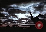 Immagine di Le scintille volano come P-47 terre con pneumatico destro mancante Belgio, 1945, secondo 32 filmato di repertorio 65675047577