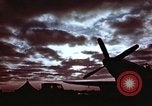 Immagine di Le scintille volano come P-47 terre con pneumatico destro mancante Belgio, 1945, secondo 35 filmato di repertorio 65675047577