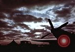 Immagine di Le scintille volano come P-47 terre con pneumatico destro mancante Belgio, 1945, secondo 36 filmato di repertorio 65675047577