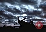 Immagine di Le scintille volano come P-47 terre con pneumatico destro mancante Belgio, 1945, secondo 38 filmato di repertorio 65675047577