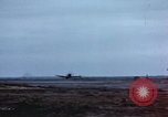 Immagine di Le scintille volano come P-47 terre con pneumatico destro mancante Belgio, 1945, secondo 39 filmato di repertorio 65675047577