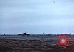 Immagine di Le scintille volano come P-47 terre con pneumatico destro mancante Belgio, 1945, secondo 41 filmato di repertorio 65675047577