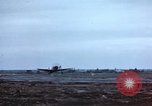 Immagine di Le scintille volano come P-47 terre con pneumatico destro mancante Belgio, 1945, secondo 42 filmato di repertorio 65675047577