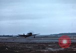 Immagine di Le scintille volano come P-47 terre con pneumatico destro mancante Belgio, 1945, secondo 44 filmato di repertorio 65675047577