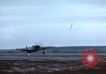 Immagine di Le scintille volano come P-47 terre con pneumatico destro mancante Belgio, 1945, secondo 45 filmato di repertorio 65675047577