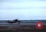 Immagine di Le scintille volano come P-47 terre con pneumatico destro mancante Belgio, 1945, secondo 46 filmato di repertorio 65675047577