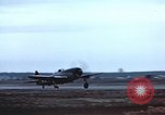 Immagine di Le scintille volano come P-47 terre con pneumatico destro mancante Belgio, 1945, secondo 47 filmato di repertorio 65675047577