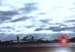 Immagine di Le scintille volano come P-47 terre con pneumatico destro mancante Belgio, 1945, secondo 55 filmato di repertorio 65675047577