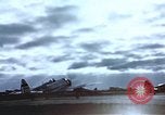Immagine di Le scintille volano come P-47 terre con pneumatico destro mancante Belgio, 1945, secondo 56 filmato di repertorio 65675047577