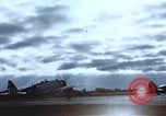 Immagine di Le scintille volano come P-47 terre con pneumatico destro mancante Belgio, 1945, secondo 57 filmato di repertorio 65675047577