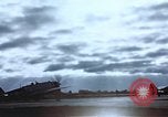 Immagine di Le scintille volano come P-47 terre con pneumatico destro mancante Belgio, 1945, secondo 58 filmato di repertorio 65675047577