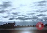 Immagine di Le scintille volano come P-47 terre con pneumatico destro mancante Belgio, 1945, secondo 59 filmato di repertorio 65675047577