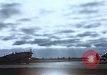 Immagine di Le scintille volano come P-47 terre con pneumatico destro mancante Belgio, 1945, secondo 60 filmato di repertorio 65675047577